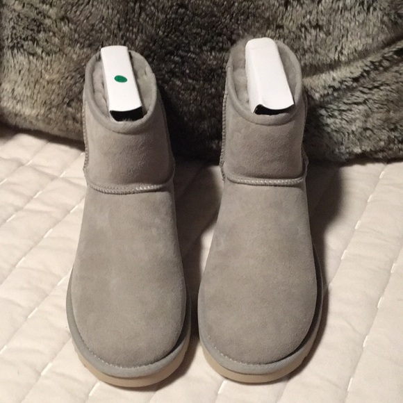 NIB Giftable - UGG Classic Mini II - Picture 4 of 5